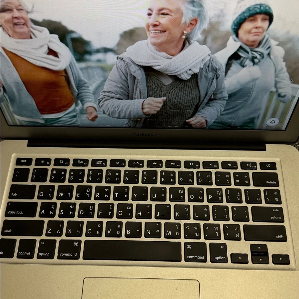 Apple MacBook Air 13” 2014 with a Brand New Laptop Sleeve and a Charger